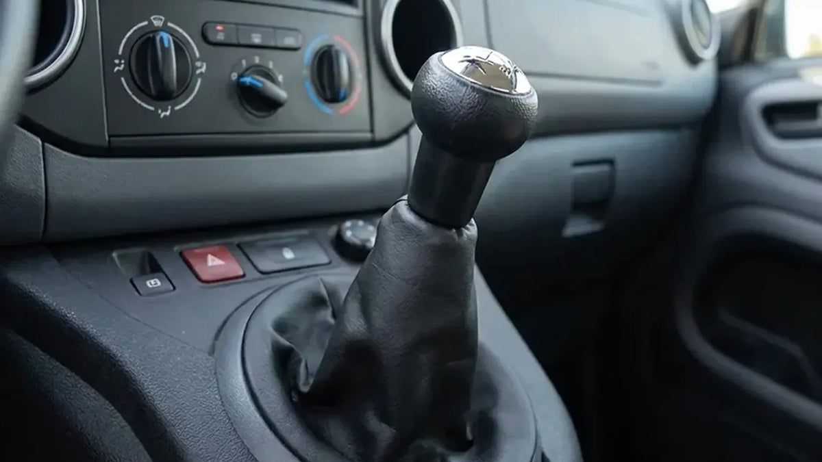 Pommeau de vitesse chromé et soufflet en cuir noir sur le levier d'un Citroën Berlingo II à boîte manuelle Image