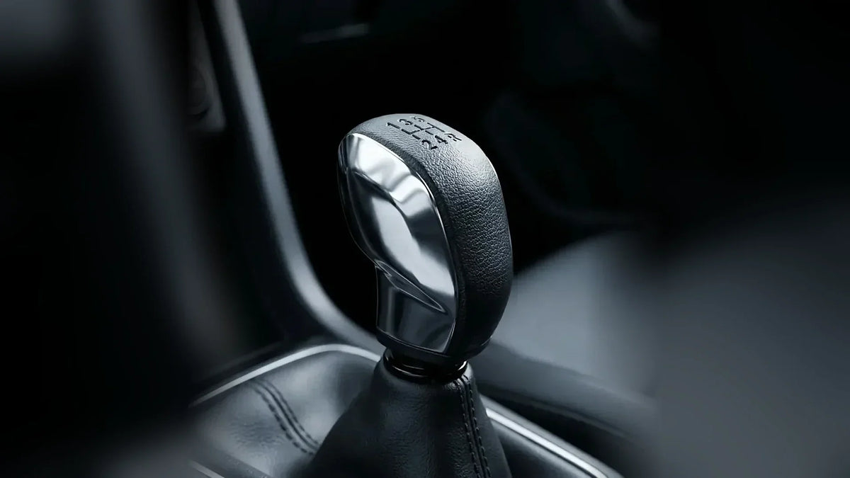 Pommeau de vitesse noir à flanc chromé sur le levier d'une Peugeot 308 avec soufflet  Image