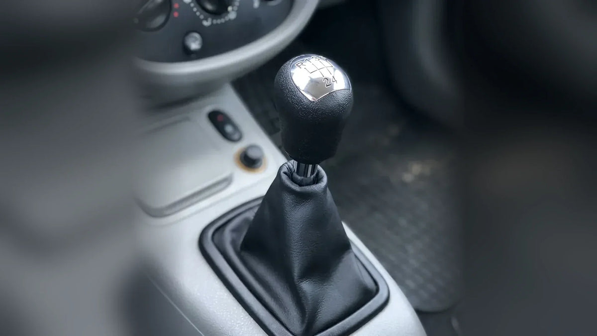 Pommeau de vitesse à tête chromée posé sur le levier d'une Renault Clio 2 avec soufflet noir  Image