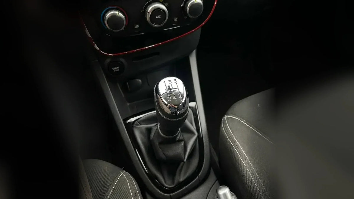 Pommeau de vitesse à tête chromée posé sur le levier d'une Renault Clio 4 avec soufflet noir  Image