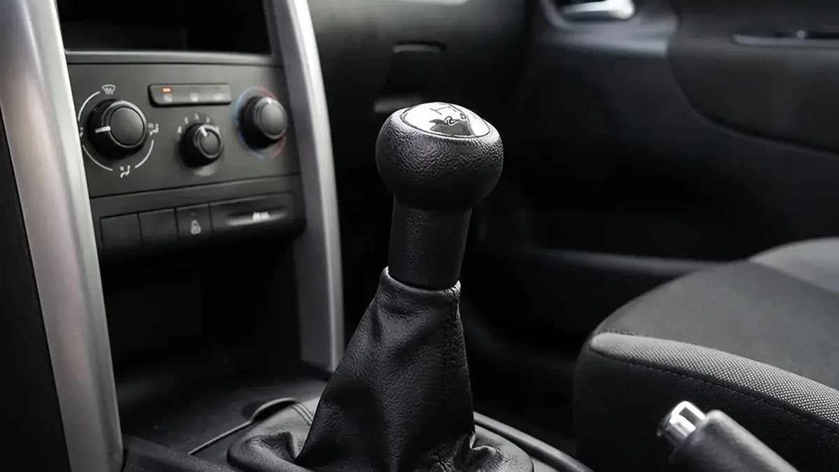 Levier de vitesse de boîte manuelle avec pommeau noir et soufflet dans la console centrale Image