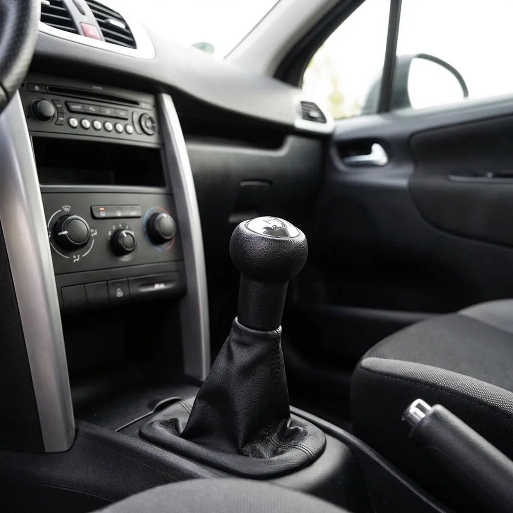 Pommeau de vitesse 207 noir, vue conducteur dans la voiture
