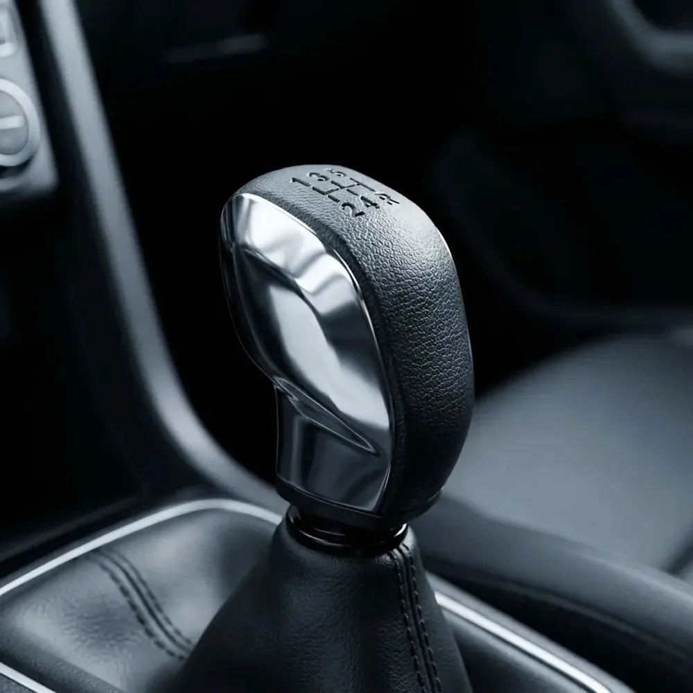 Pommeau de vitesse chromé et noir 3008 installé sur le levier de vitesses