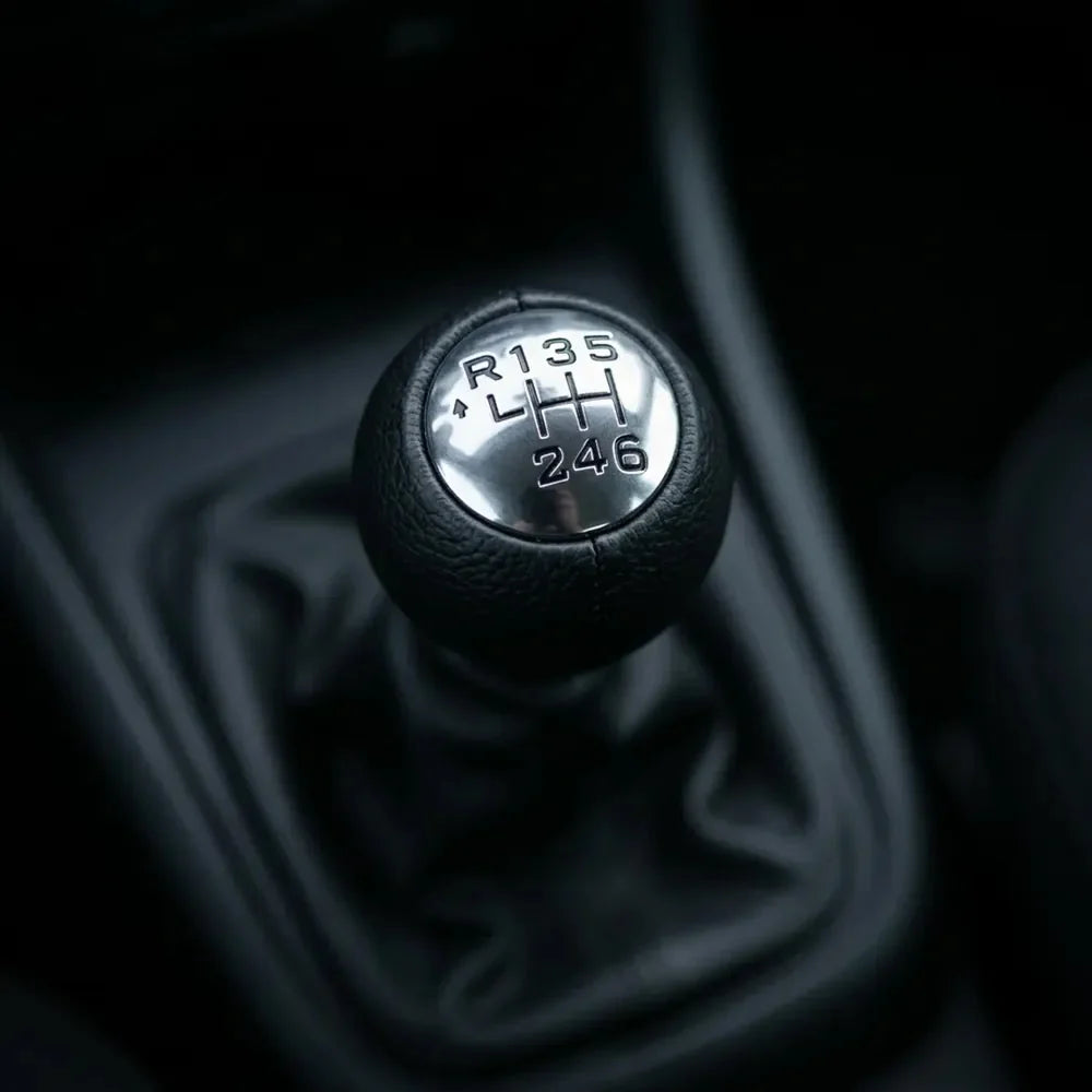 Pommeau de vitesse simili-cuir 3008 installé sur le levier de vitesses, vue plongeante