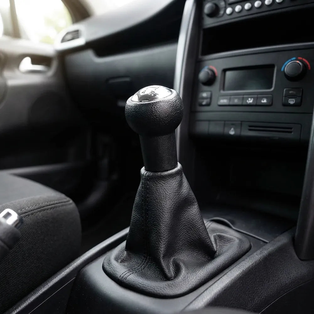 Pommeau de vitesse 406 noir, installé dans un habitacle de voiture
