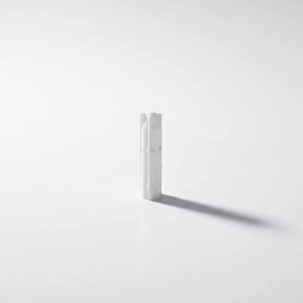 Adaptateur blanc de fixation pour pommeau de vitesse, sur fond blanc Image
