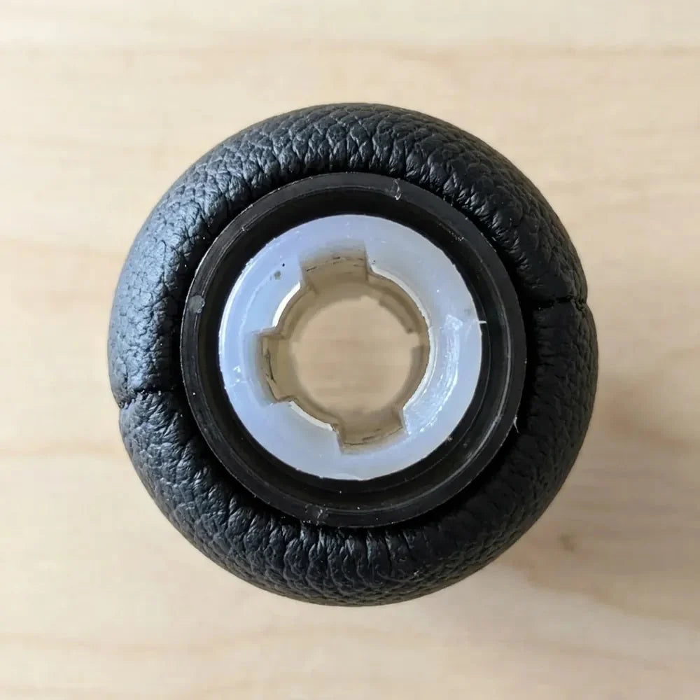 Connecteur intégré du pommeau de vitesse simili-cuir C4, vue de dessous
