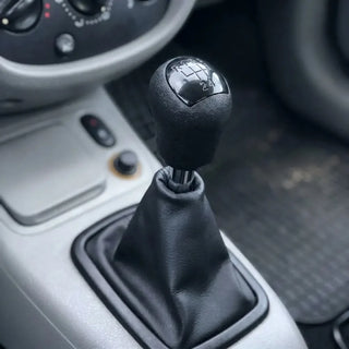 Pommeau de vitesse noir Clio 1 installé sur le levier de vitesses, vue d'ensemble de l'habitacle