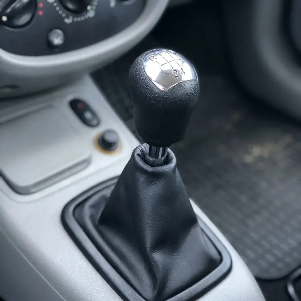 Pommeau de vitesse chromé Clio 2 installé sur le levier de vitesses, vue rapprochée Image