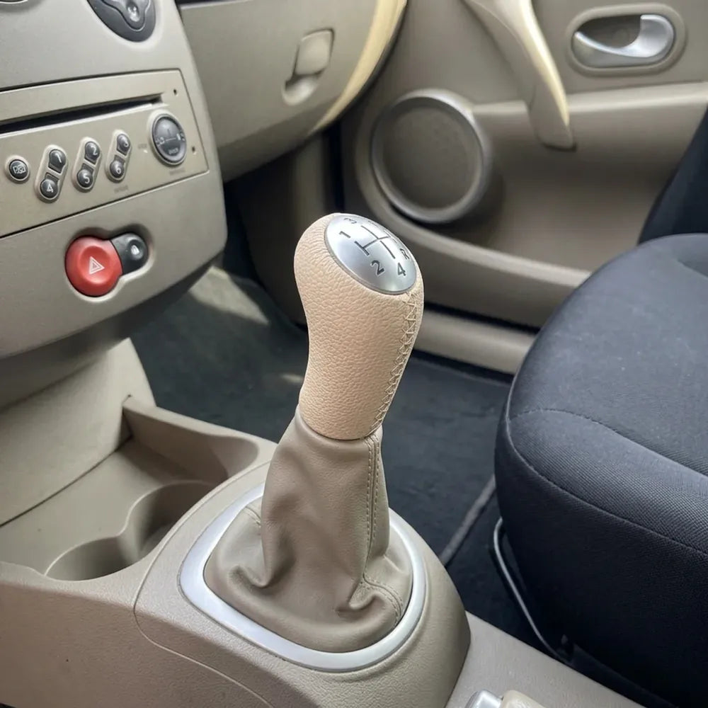 Pommeau de vitesse Clio 3 beige installé sur le levier de vitesses, vue d'ensemble de l'habitacle