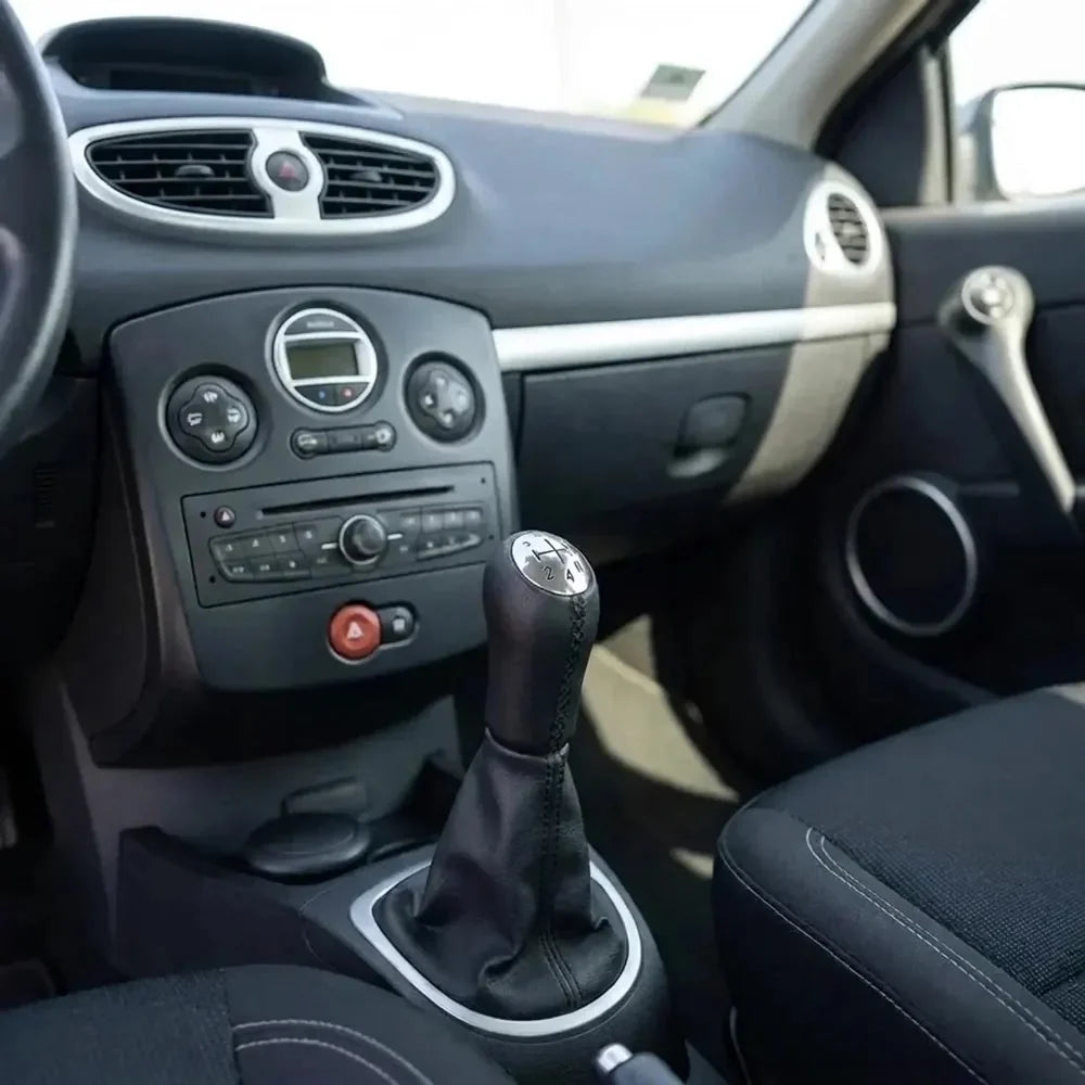 Pommeau de vitesse Clio 3 couture noire installé sur le levier de vitesses, vue du tableau de bord et de la console centrale