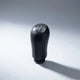 Pommeau de vitesse Clio 3 couture noire, vue produit isolée avec surpiqûres noires apparentes et schéma des vitesses gravé