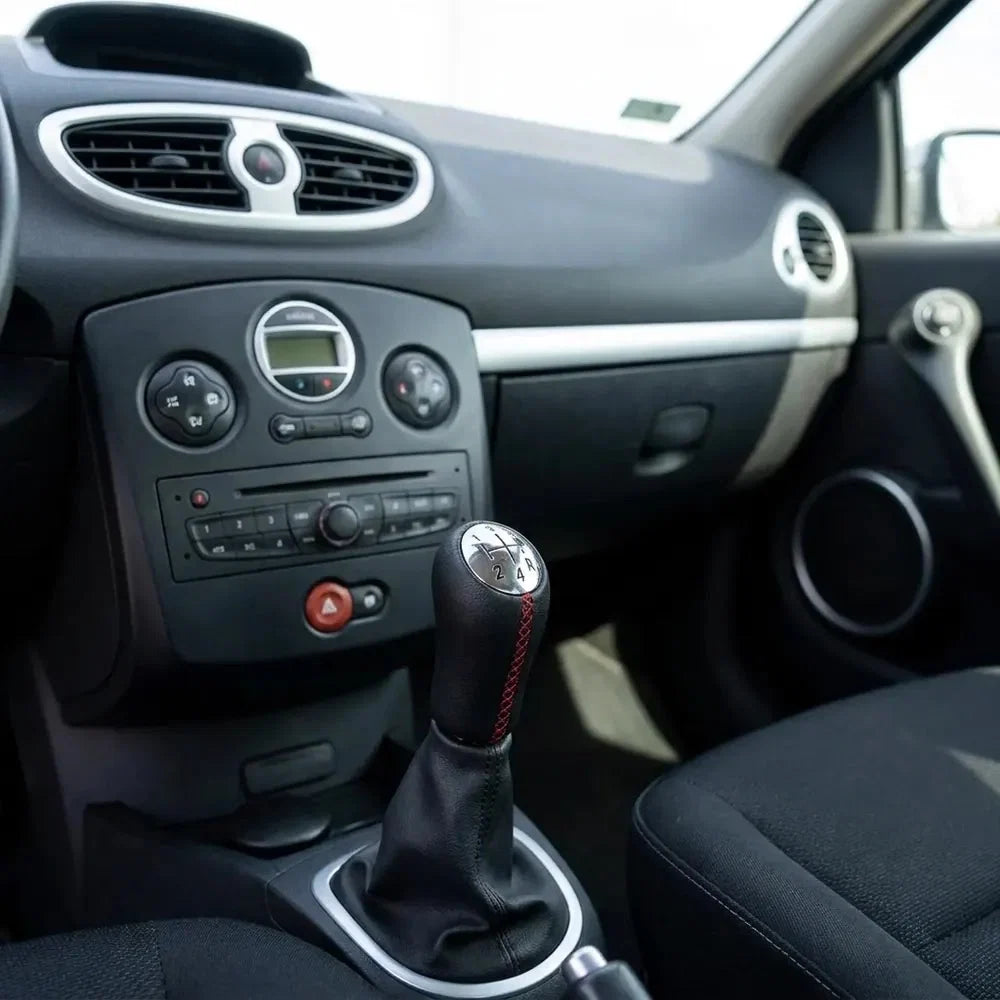 Pommeau de vitesse Clio 3 couture rouge installé sur le levier de vitesses, vue du tableau de bord et de la console centrale
