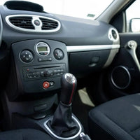 Pommeau de vitesse Clio 3 couture rouge installé sur le levier de vitesses, vue du tableau de bord et de la console centrale