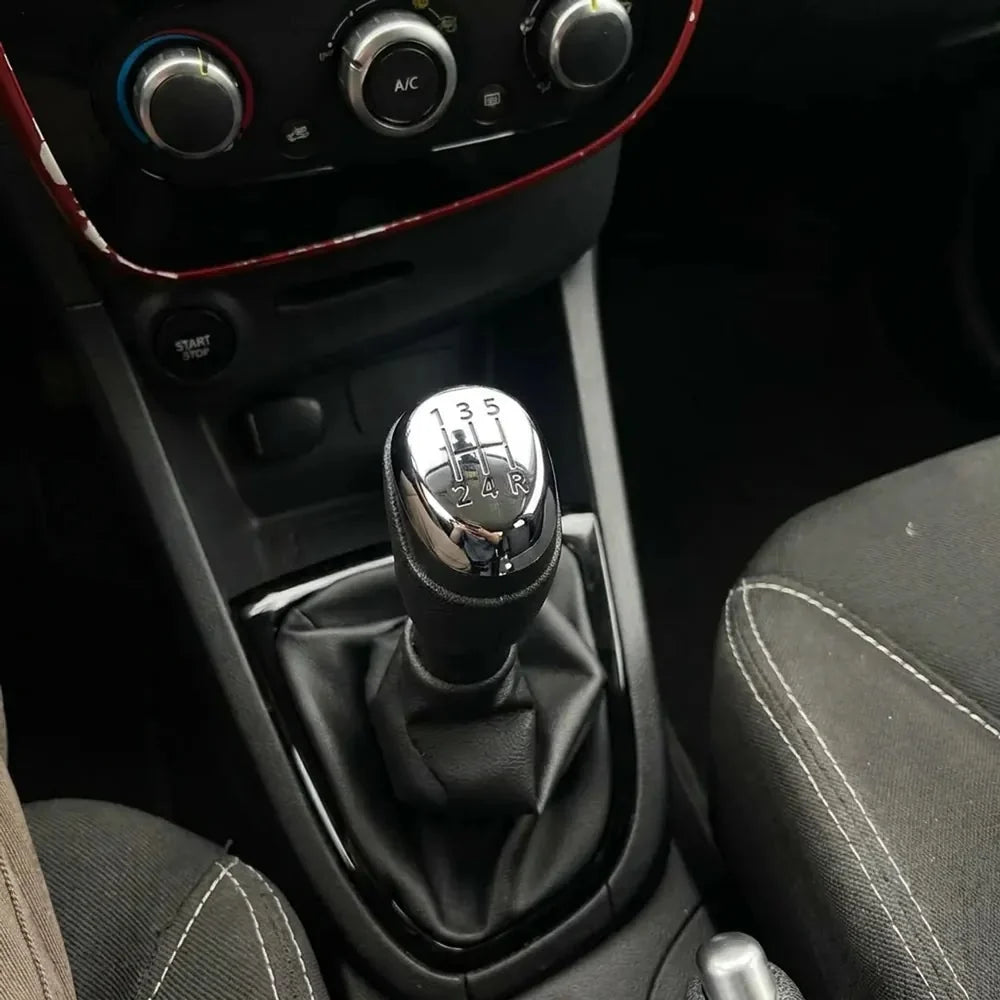 Pommeau de vitesse chromé Clio 4 installé sur le levier de vitesses, vue rapprochée de l'habitacle