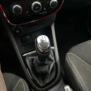 Pommeau de vitesse chromé Clio 4 installé sur le levier de vitesses, vue rapprochée de l'habitacle