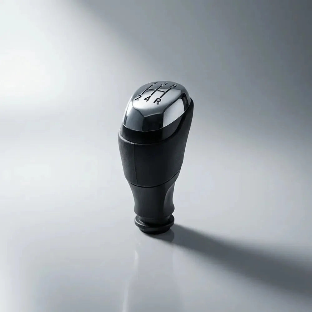 Pommeau de vitesse chromé Clio 4, vue produit isolée sur fond neutre