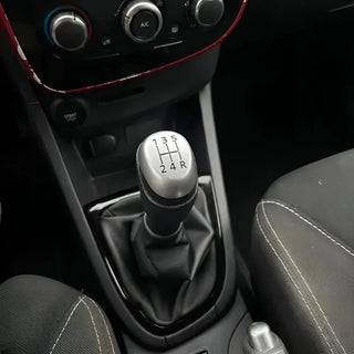 Pommeau de vitesse mat Clio 4 installé sur le levier de vitesses, vue rapprochée de l'habitacle
