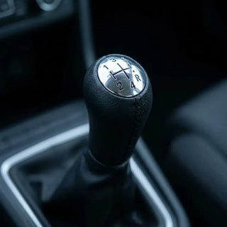 Pommeau de vitesse Kangoo 2 couture noire installé sur le levier de vitesses, vue rapprochée en ambiance intérieure