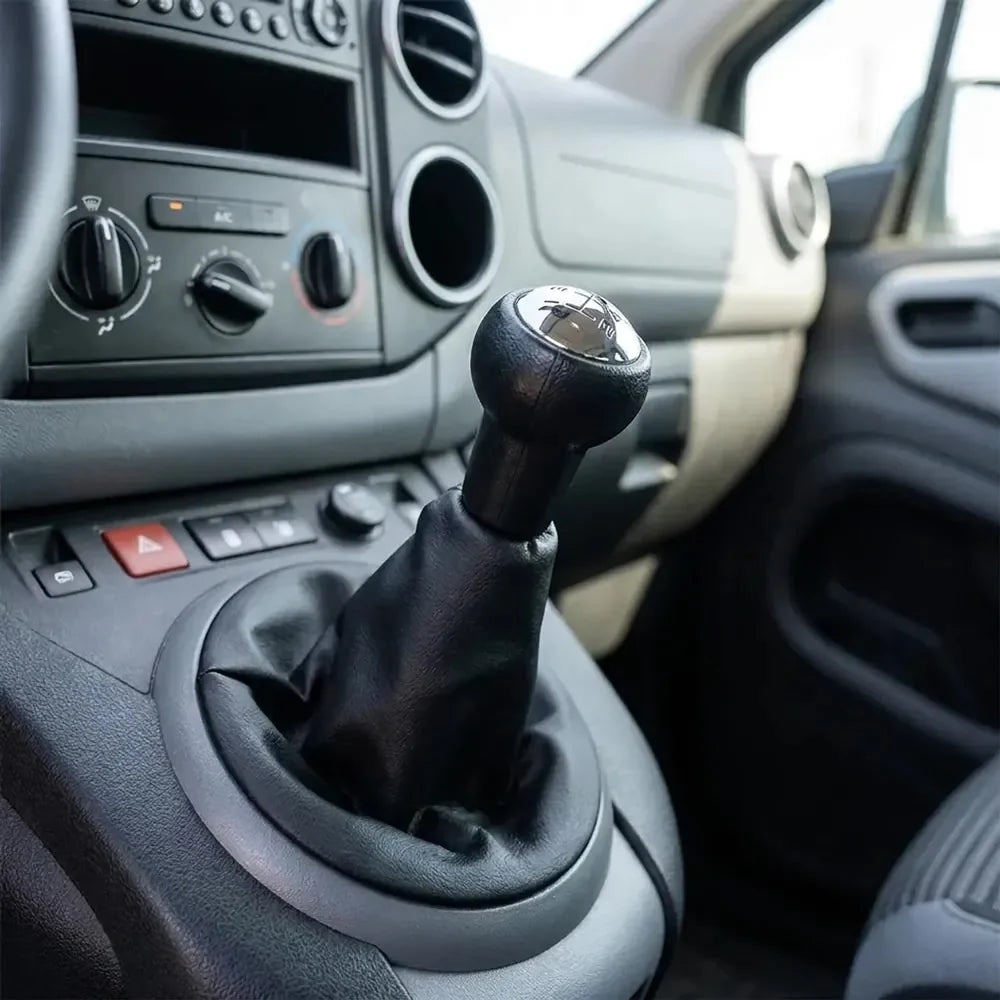 Kit pommeau de vitesse et soufflet installé dans l'habitacle Peugeot Partner 2 Image