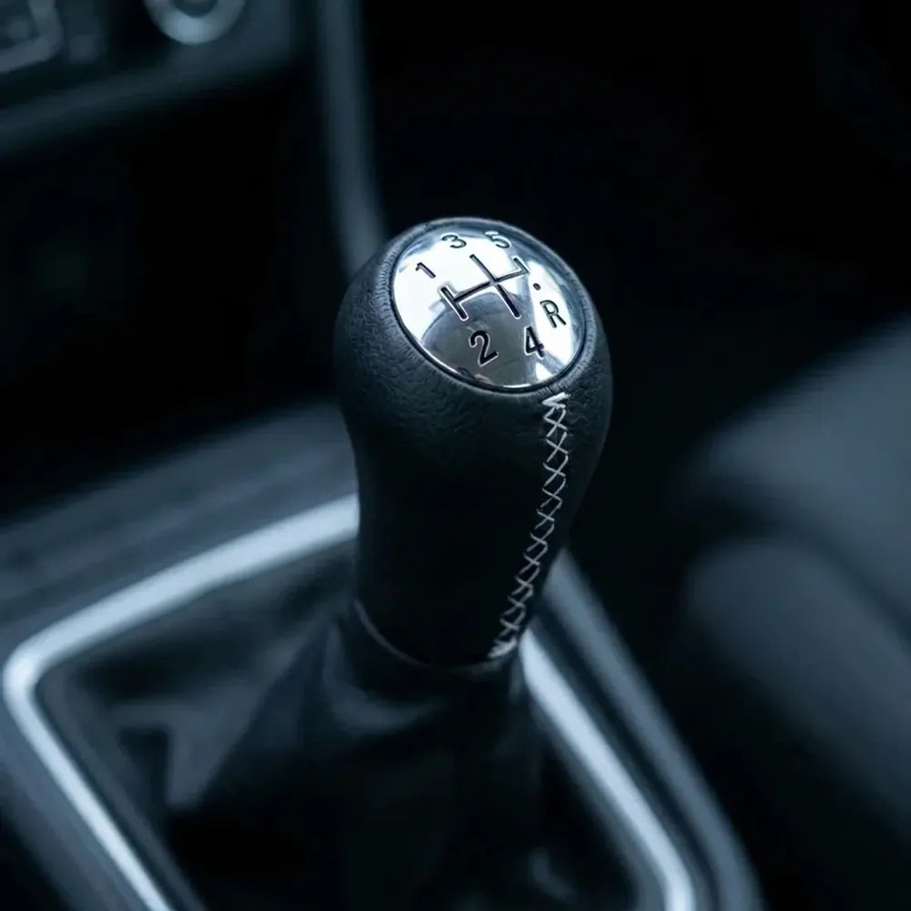 Pommeau de vitesse Modus à couture blanche, installé sur le levier de vitesse