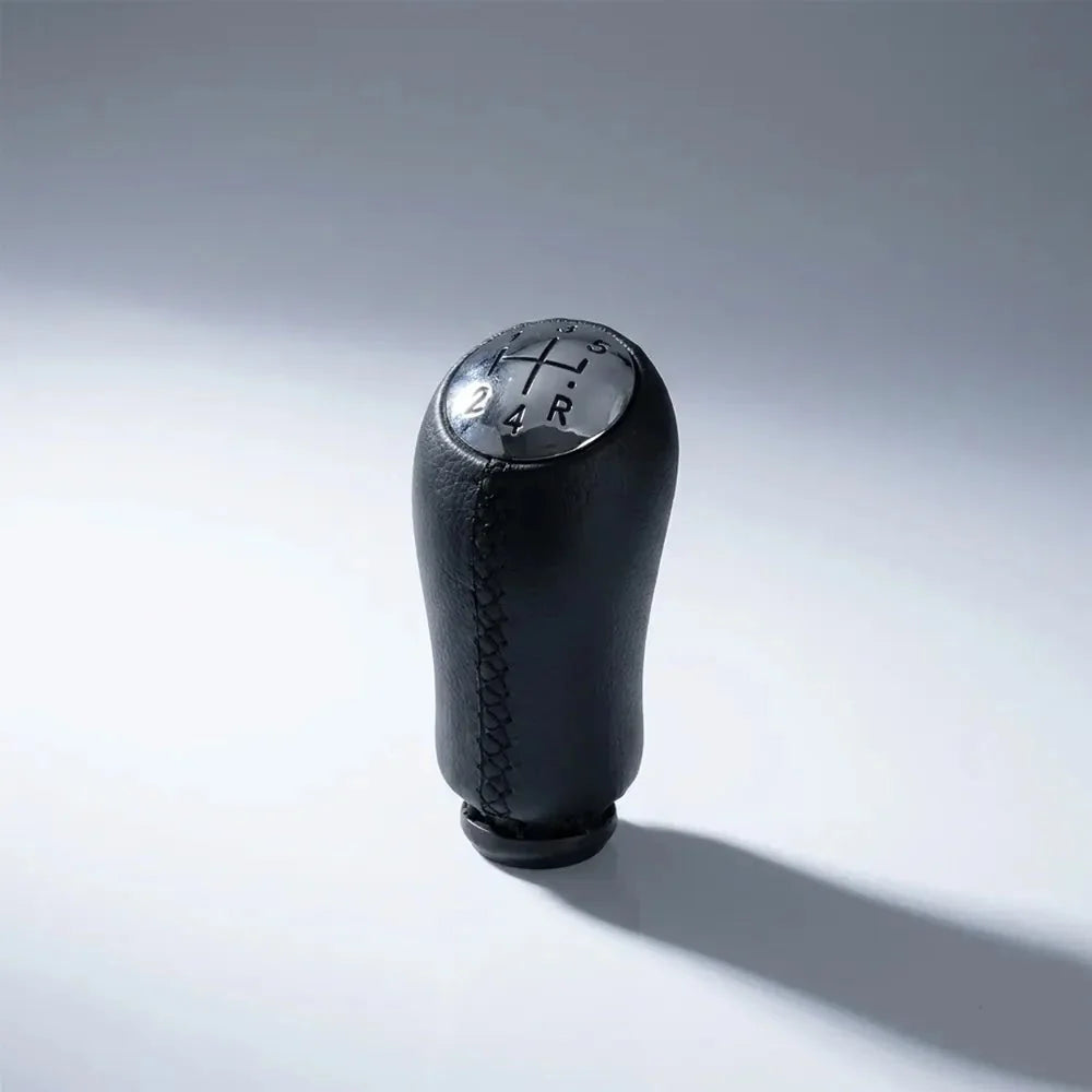 Pommeau de vitesse Modus couture noire, vue produit isolée avec surpiqûres noires apparentes et schéma des vitesses gravé