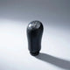 Pommeau de vitesse Sandero couture noire, vue produit isolée avec coutures noires apparentes et schéma des vitesses gravé