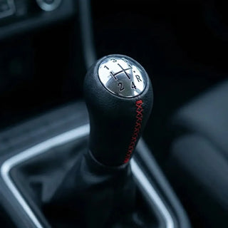 Pommeau de vitesse Sandero à couture rouge, installé sur le levier de vitesse