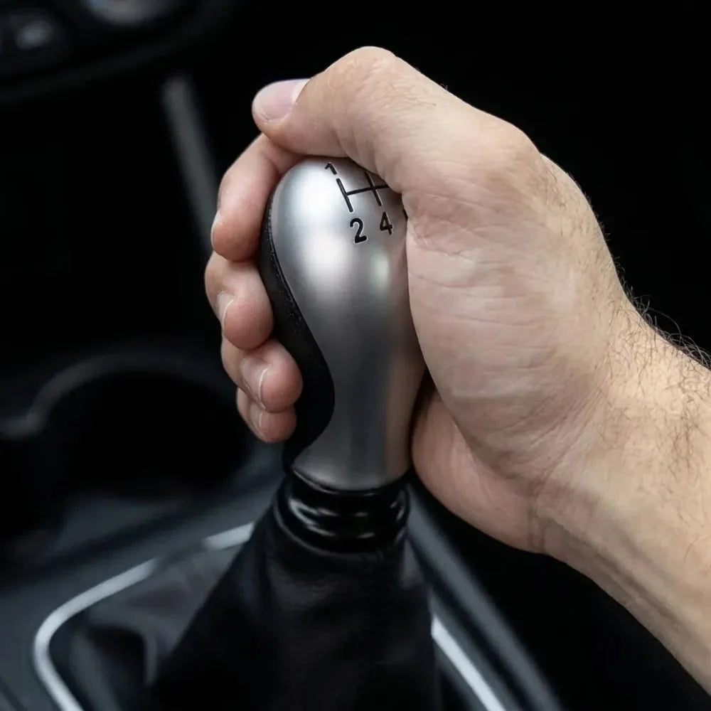 Pommeau de vitesse chromé galbé Xsara Picasso tenu en main sur le levier de vitesses